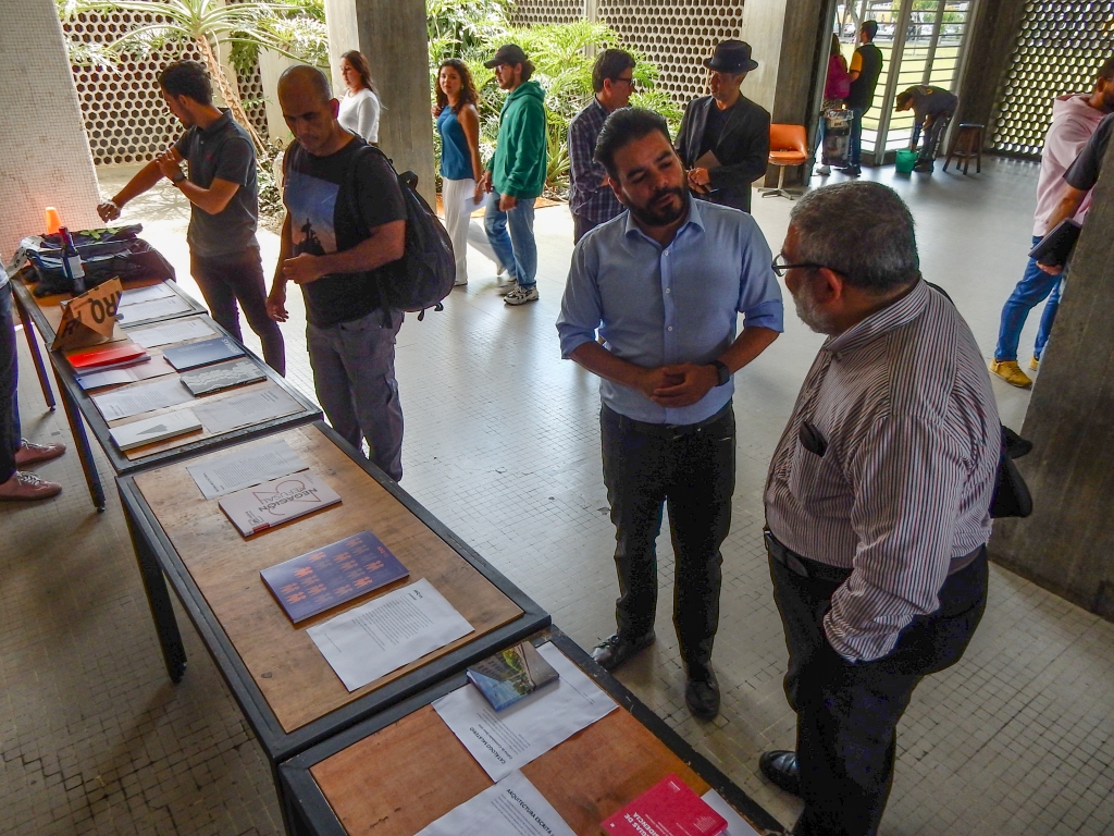 Presentación y exposición: Alcabala de donaciones. Archivo abierto de donaciones a la Escuela de Arquitectura de libros y revistas por parte de editoriales y autores chilenos